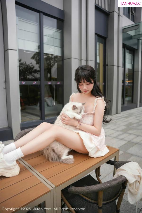   [XiuRen]高清写真图 2025.09.05 No.10734 软情 浅色连衣短裙第24张图片